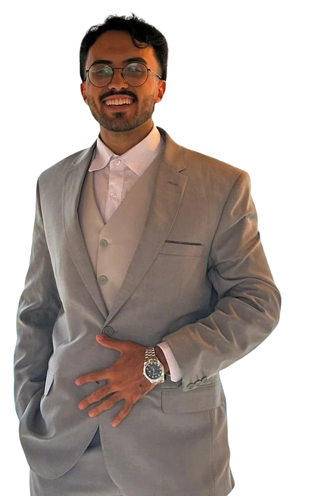 Carlos, sorrindo, de terno claro